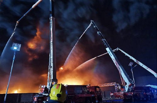 天游TY8线路检测中心数十辆举高喷射消防车救援河北沧州南大港产业园区火灾