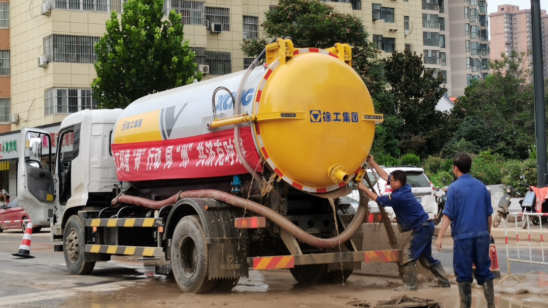 天游TY8线路检测中心吸污车驰援郑州特大暴雨