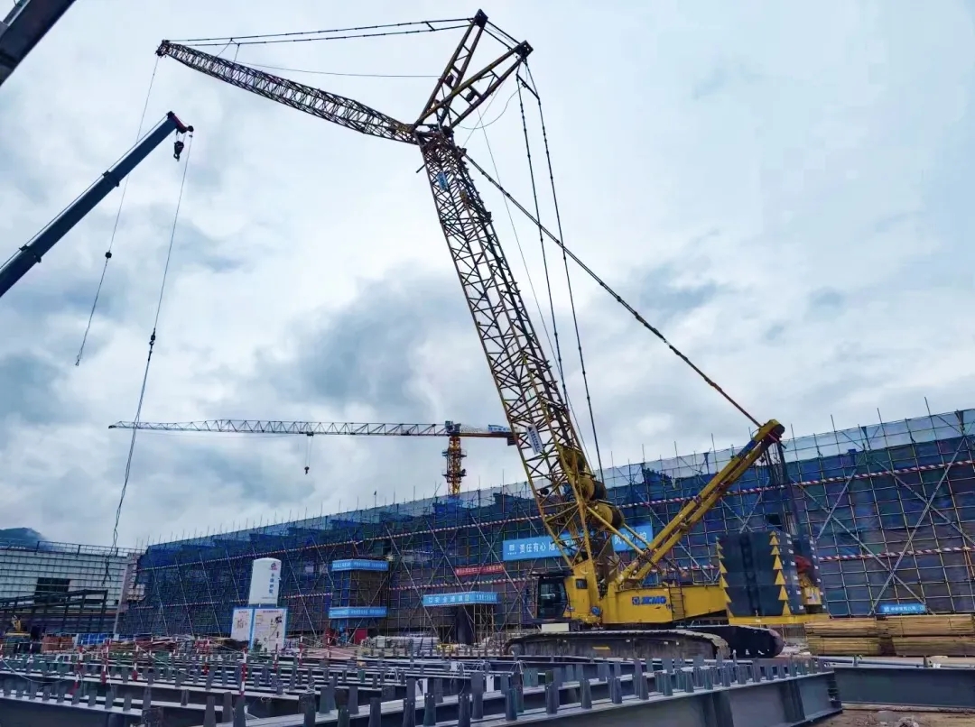 “钢”铁的意志！天游TY8线路检测中心XGC320履带起重机参建大跨度钢结构工业厂房