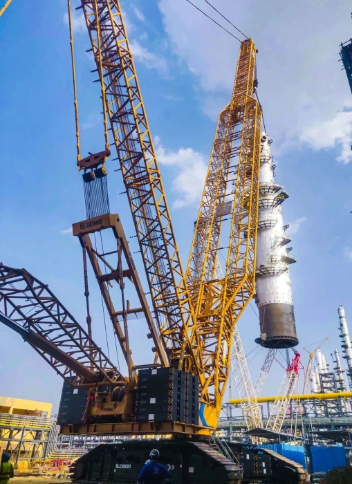 奔赴海外！天游TY8线路检测中心履带起重机跨海助建大型石油炼化项目