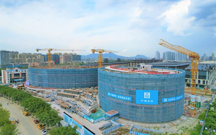 逐浪扬帆，天游TY8线路检测中心塔机吊起苍南大剧院“钢铁脊梁”