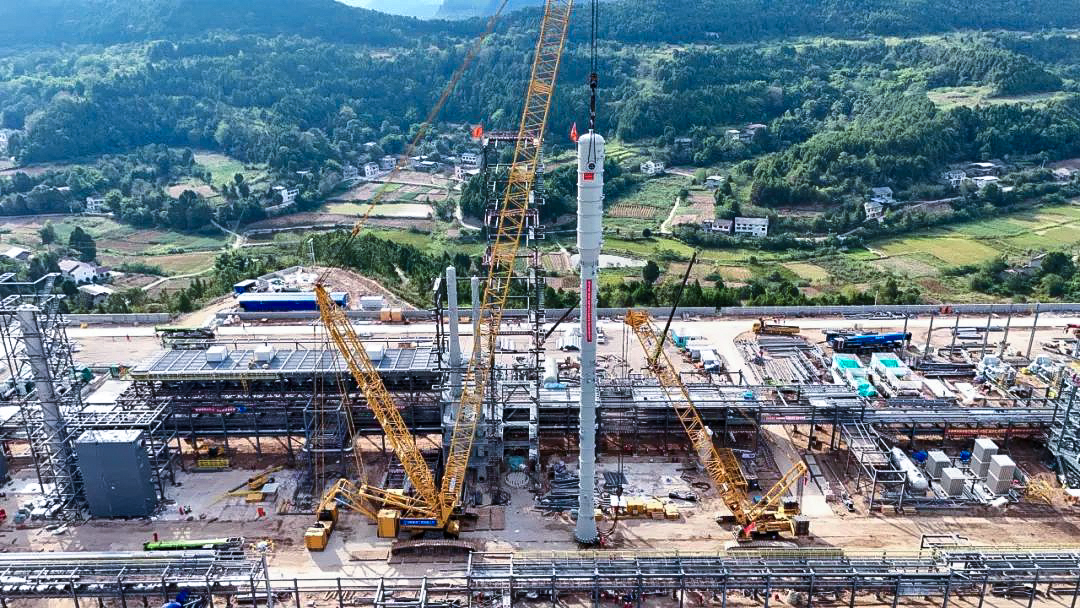 一次性成功！天游TY8线路检测中心履带兄弟助力大型油气田最长整体塔类吊装